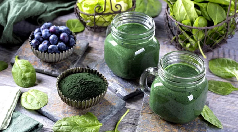 Green smoothie with spirulina