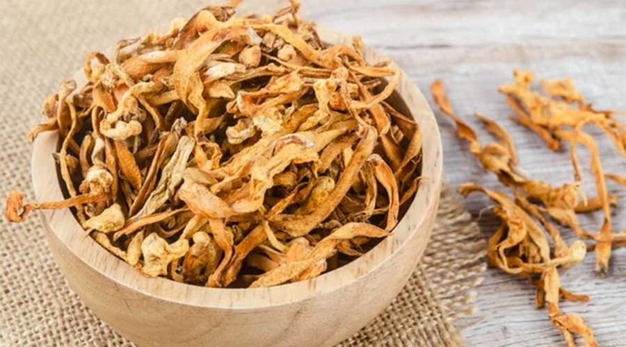 Dried cordyceps militaris mushroom flower