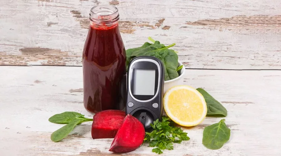 Glucometer and fresh beetroot juice